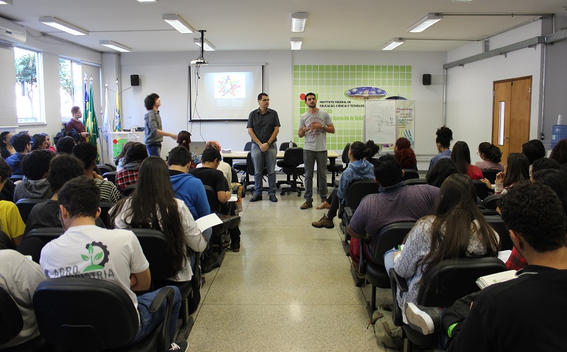 Os coordenadores do "Terceirão Cabuloso" 2017, professores Marcelo Andrade e Douglas Xavier, durante apresentação do projeto no início do encontro